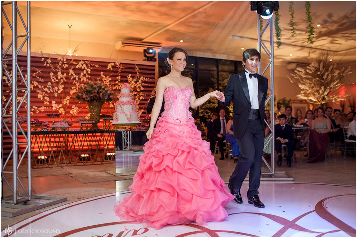 Késsia acompanhada de amigo na pista de dança