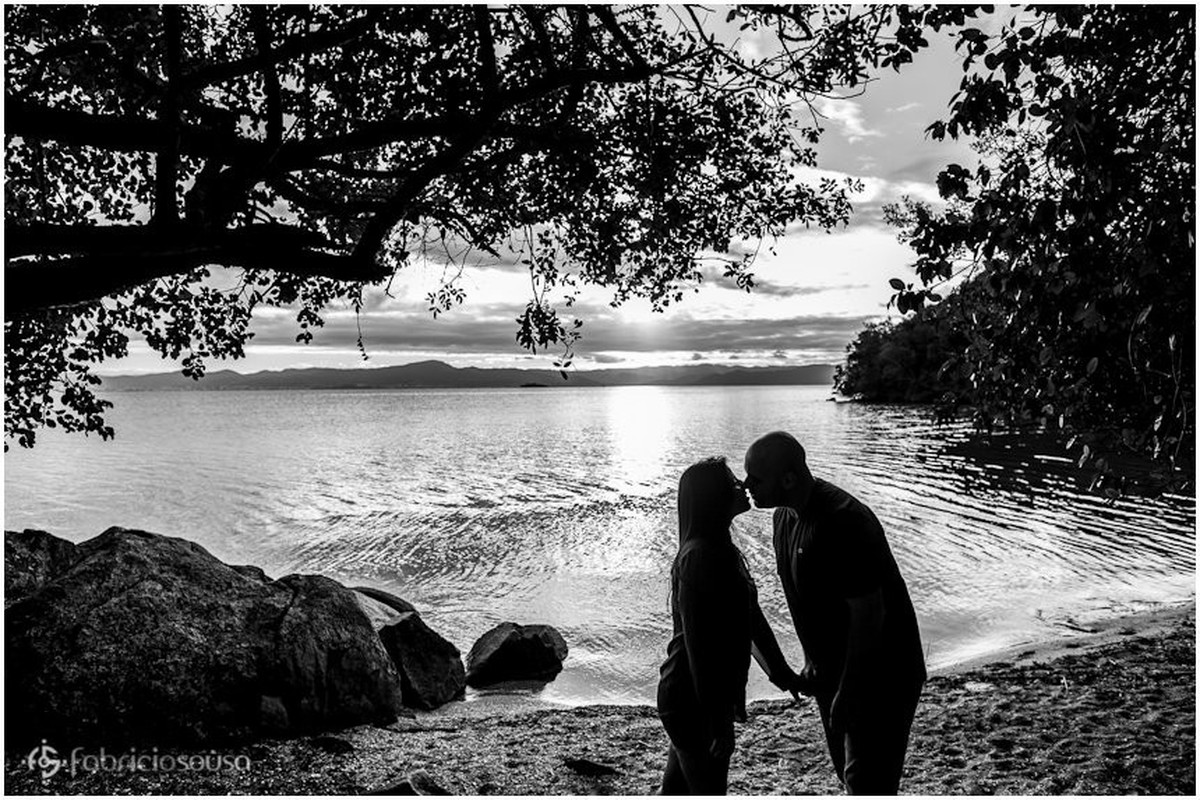 ensaio romântico na praia. casal se beijando.