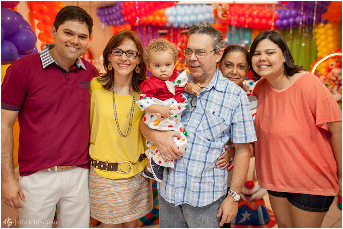vovô segurando neto em retrato de família