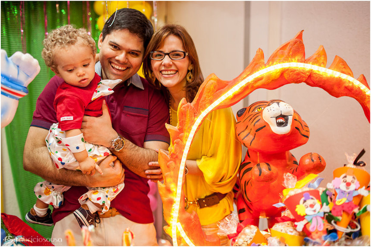 retrato de família ao lado da decoração da festa