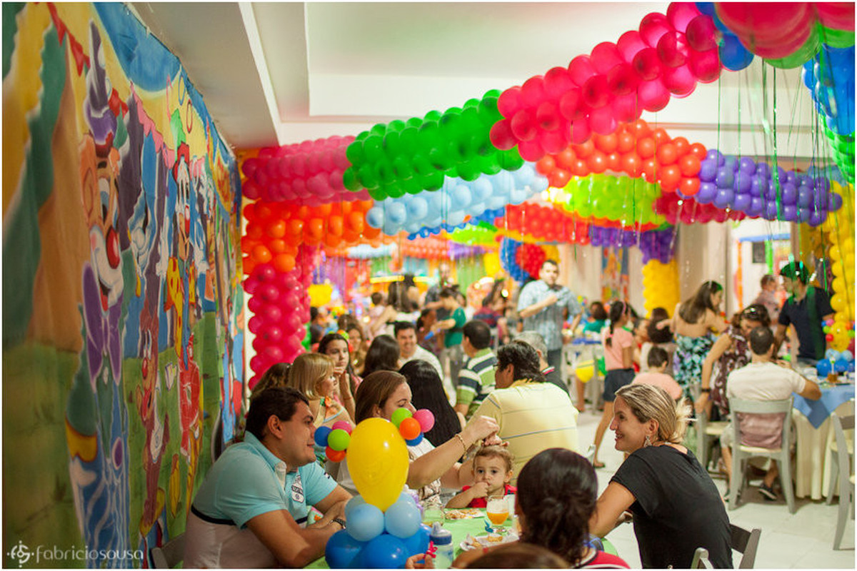 convidados na festa com balões coloridos