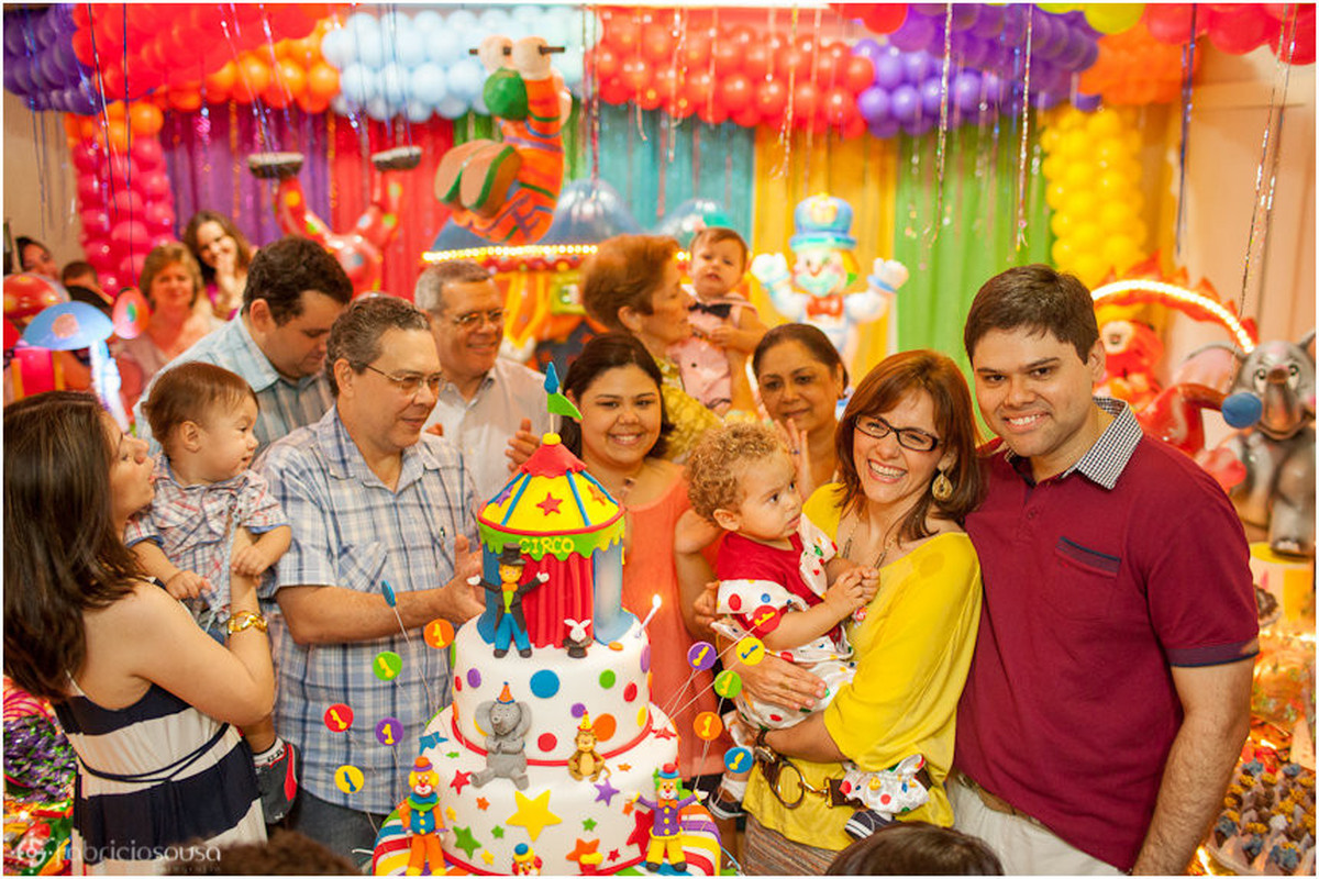 família sorridente reunida