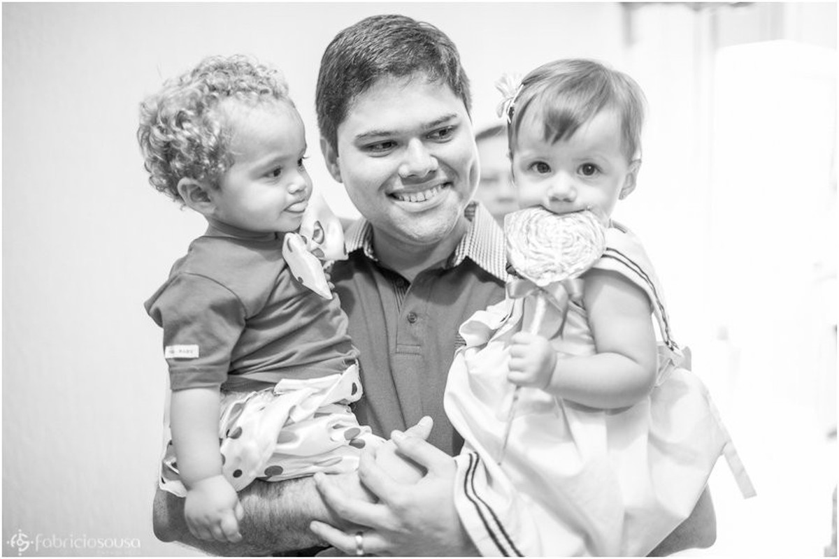 Niver 1 ano Vinícius em Belém no colo do pai bw