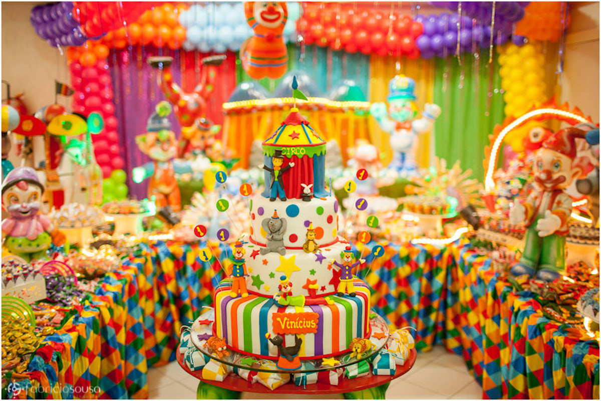 Bolo de aniversário e decoração multicolorida