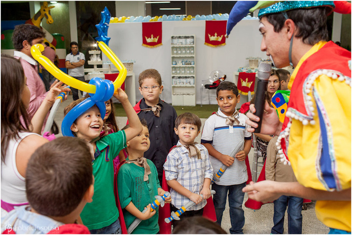 Criançada se divertindo com animador de festas