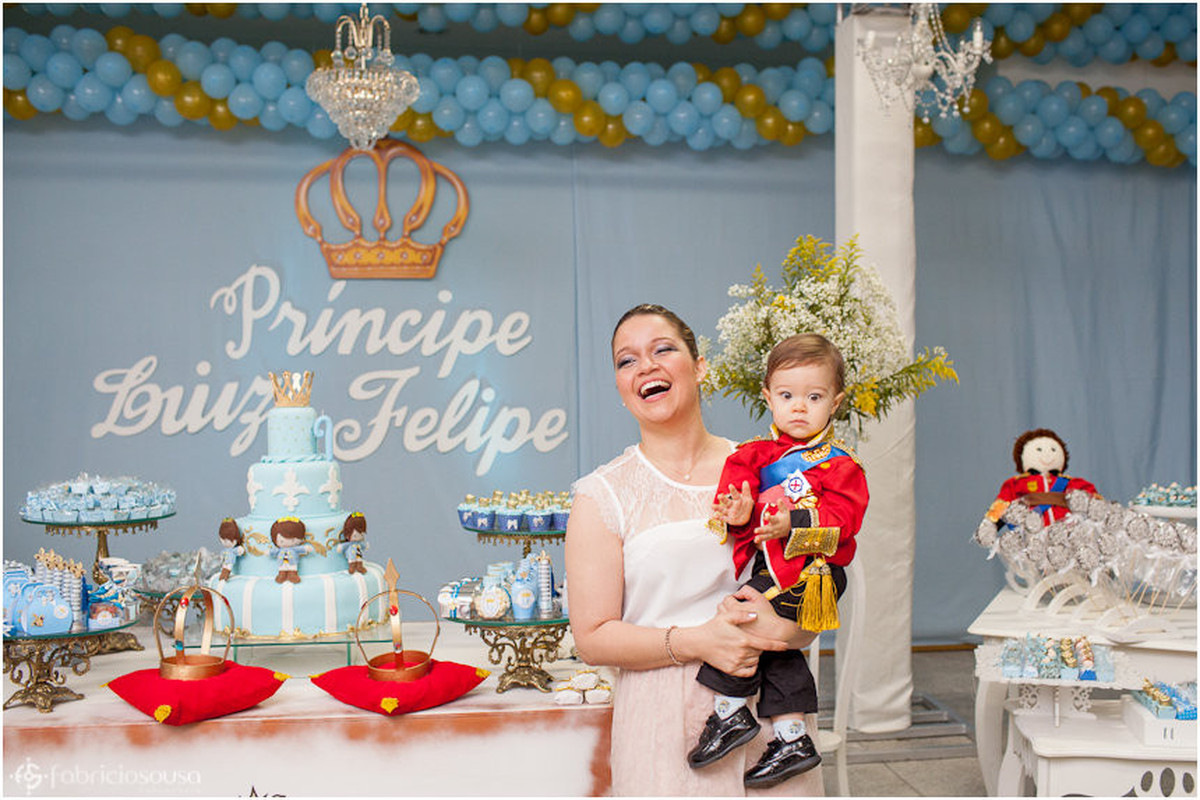 mamãe sorridente no aniversário infantil