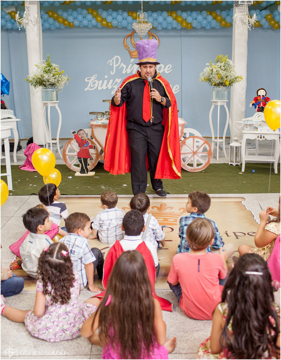 o mágico divertindo as crianças na festa