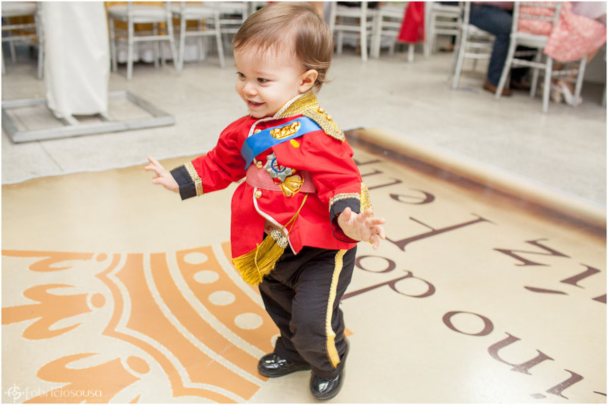 criança brincando no aniversário infantil