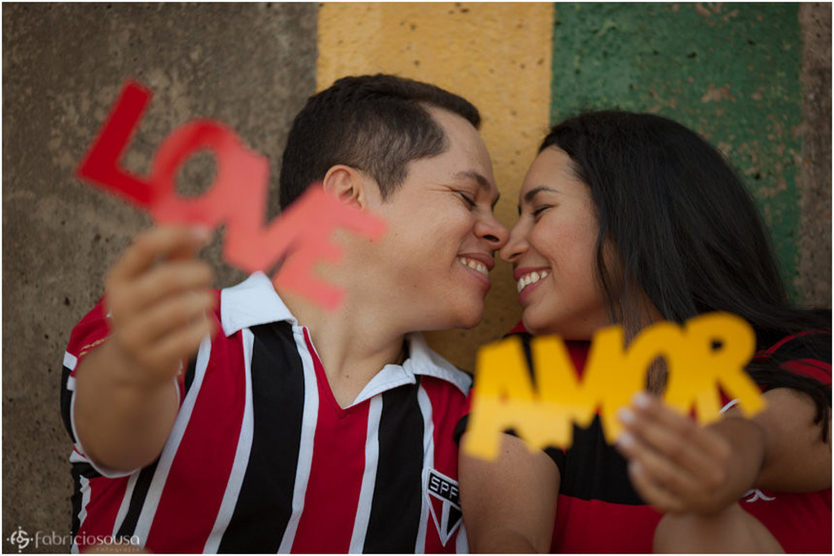 Quase beijo do casal de noivos