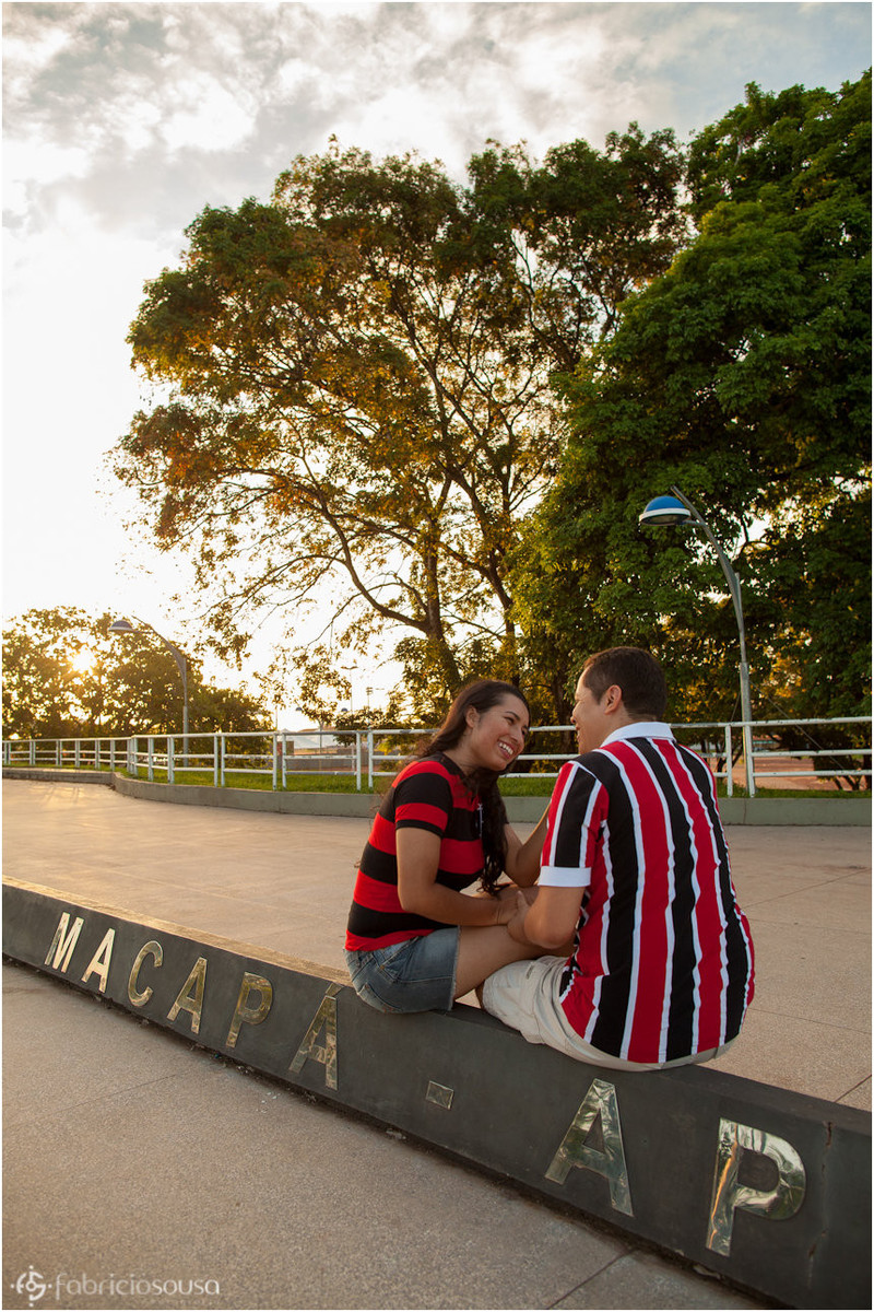 Noiva e noivo conversam felizes