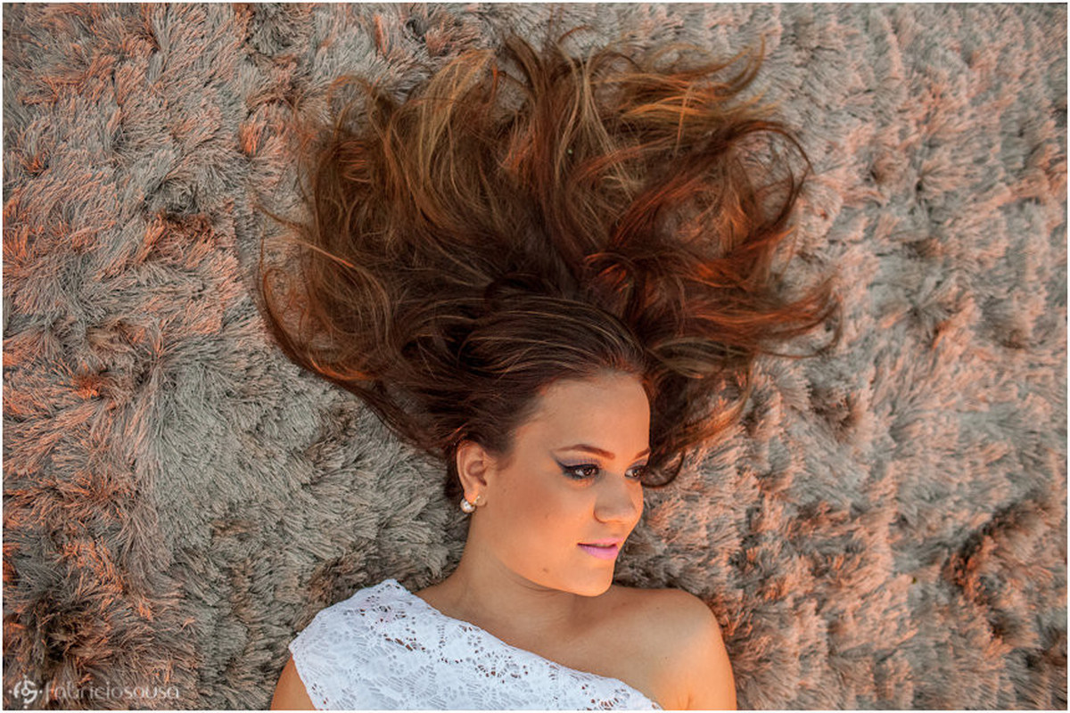 Aniversariante deitada com cabelo esticado no chão