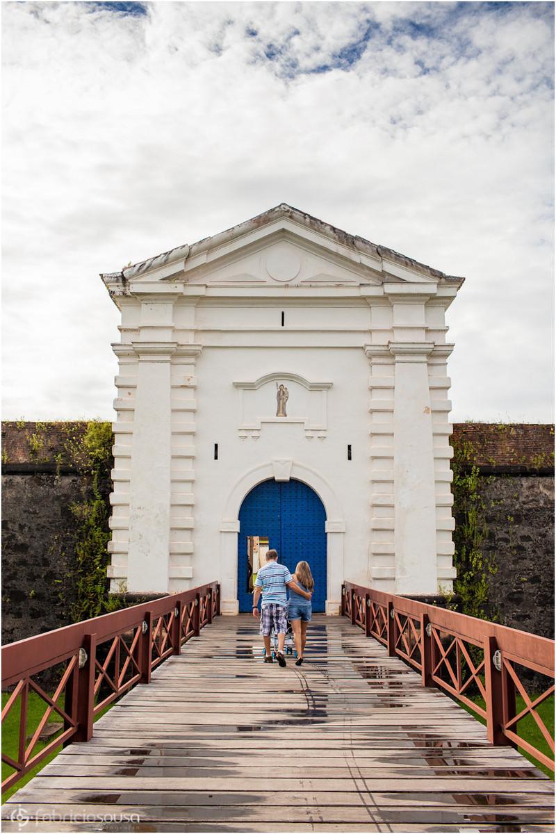 Família unida caminha sob deck de madeira