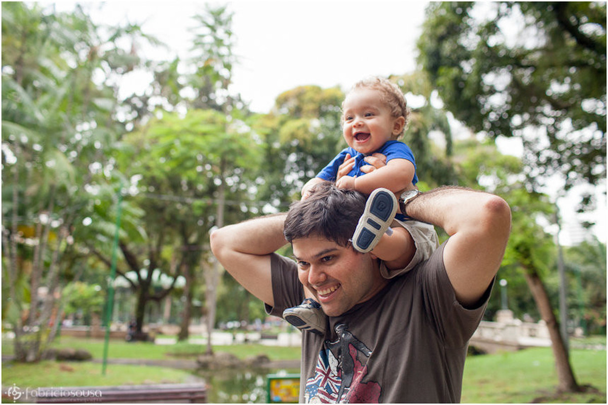 Paizão brinca com o filhote na garupa dos ombros