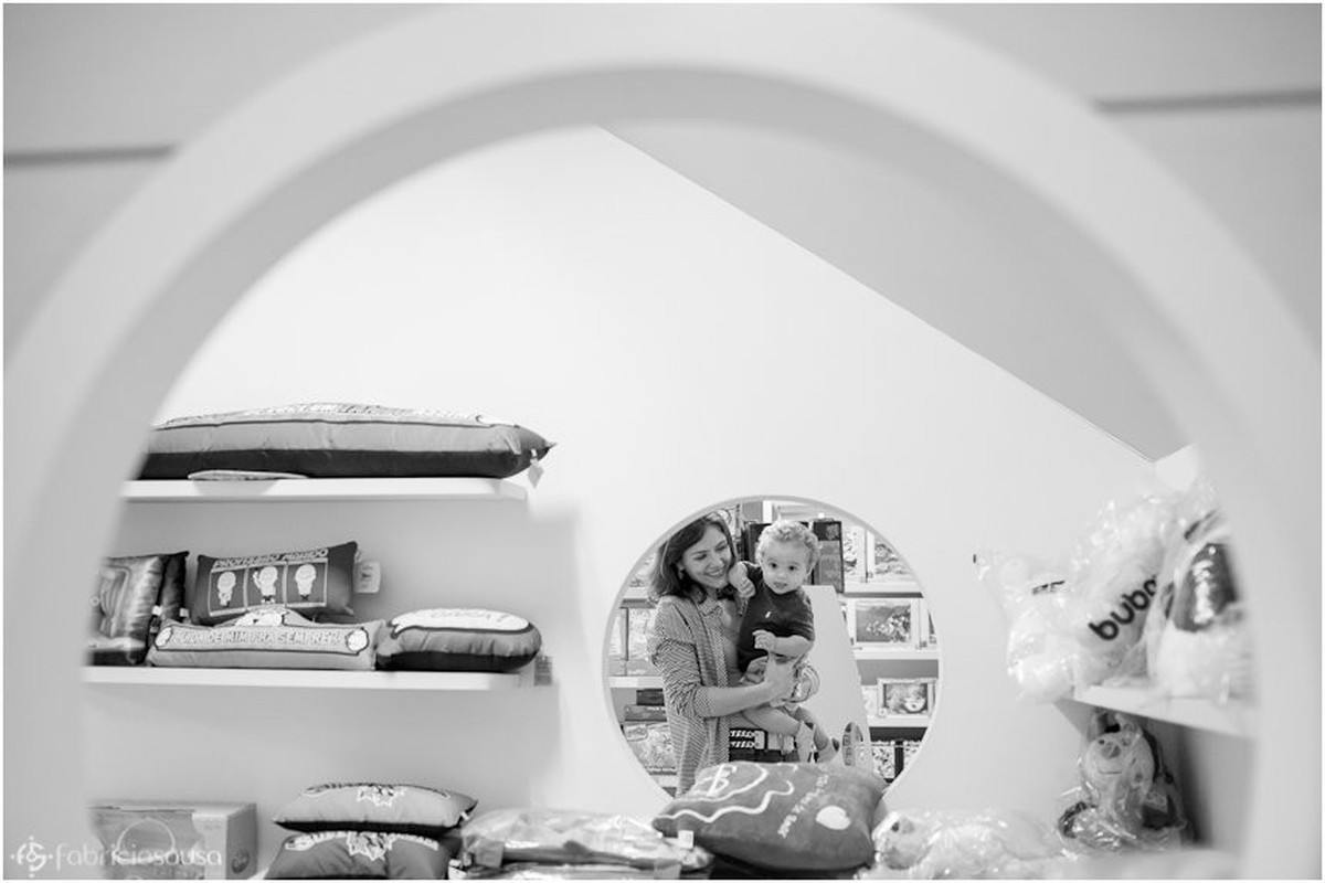 retrato da mãe com o filho no colo no reflexo do espelho do quarto bw