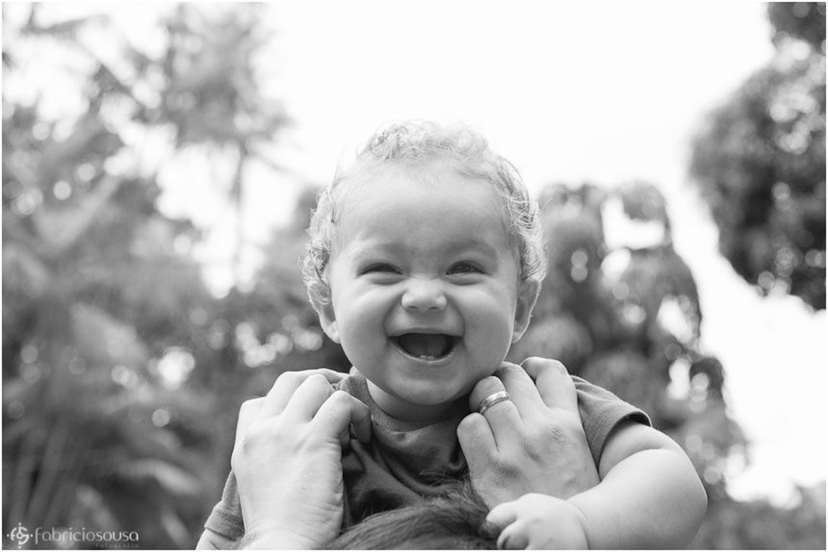 bebê sorridente black and white