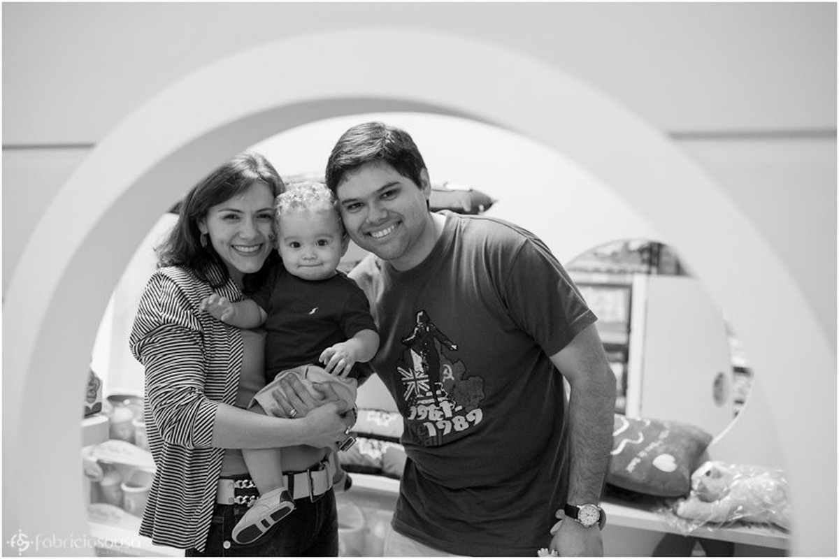 Retrato da família no quarto preto e branco