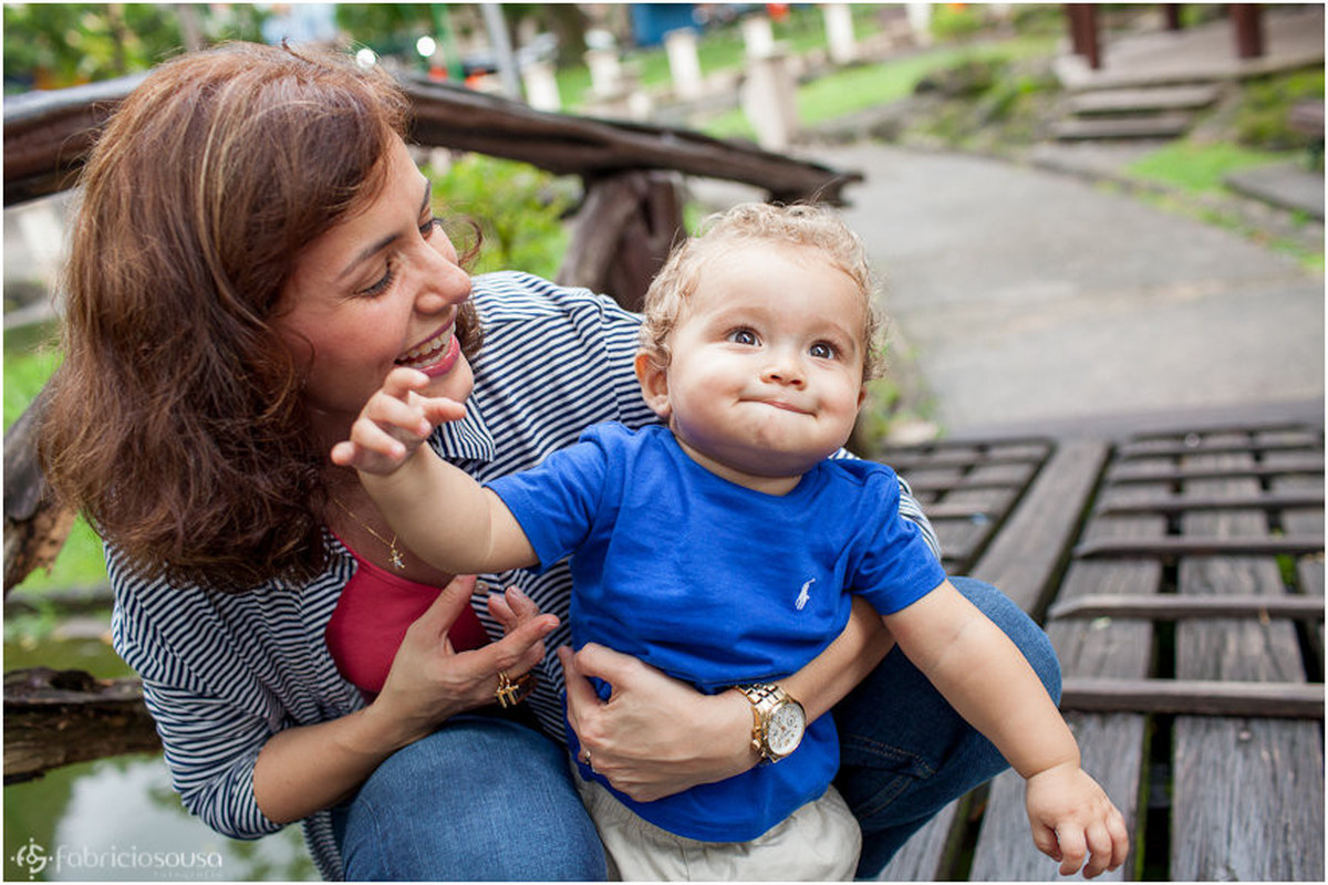 Mamãe segurando e sorrindo com pequeno Vini
