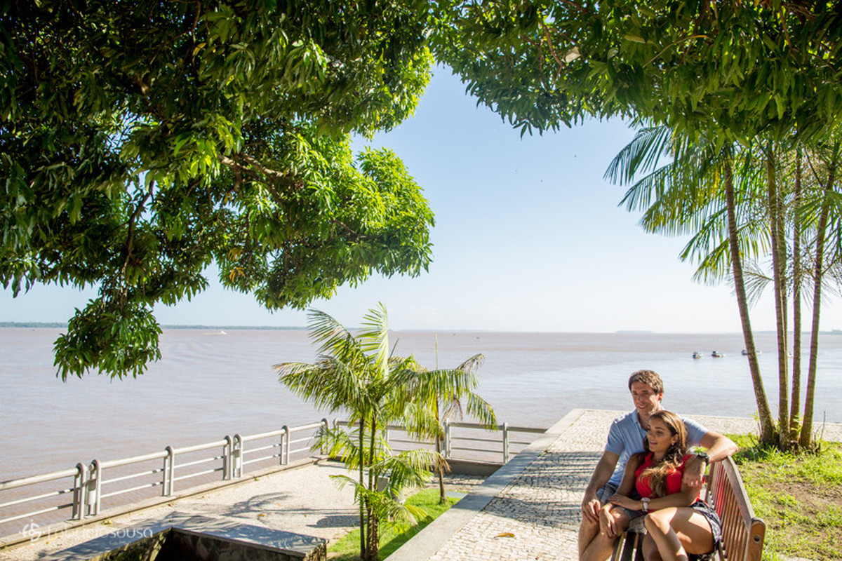 ensaio pre-casamento com baía de guajará de fundo