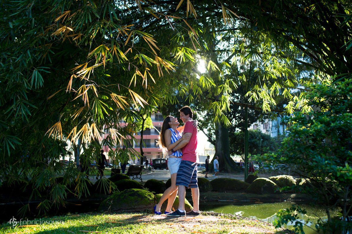 de manhã cedo na praça. ensaio de casal