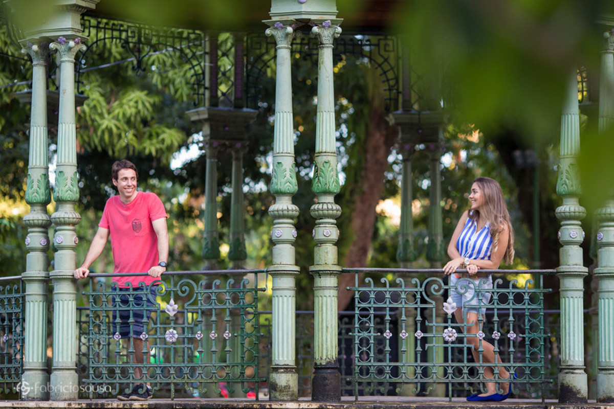 casal se olha no coreto da praça batista campos