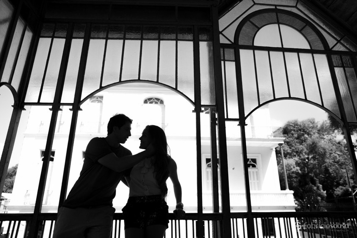 contraluz do casal no parque da residência