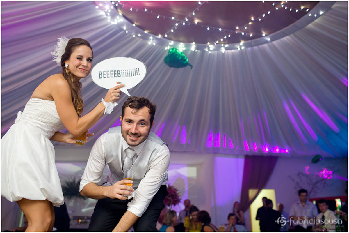 noiva e noivo com placa bebi