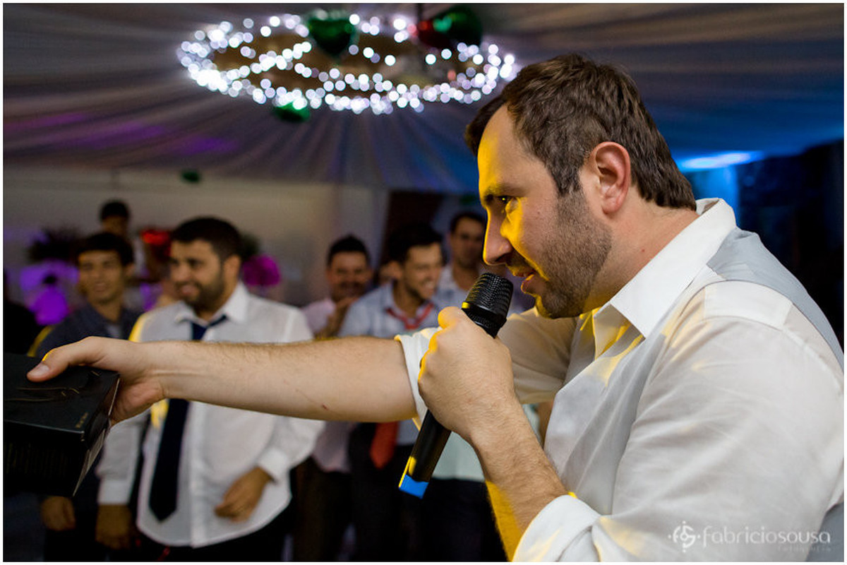 noivo falando no microfone