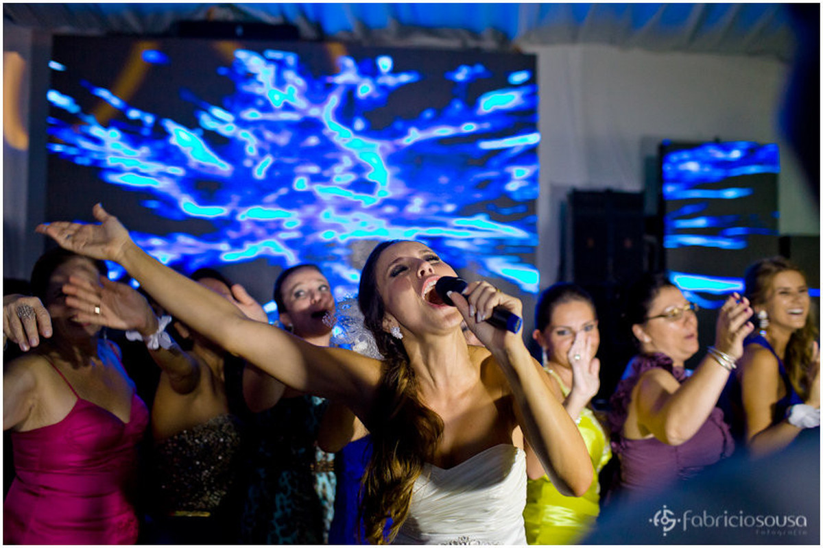 noiva Fernanda cantando apaixonadamente