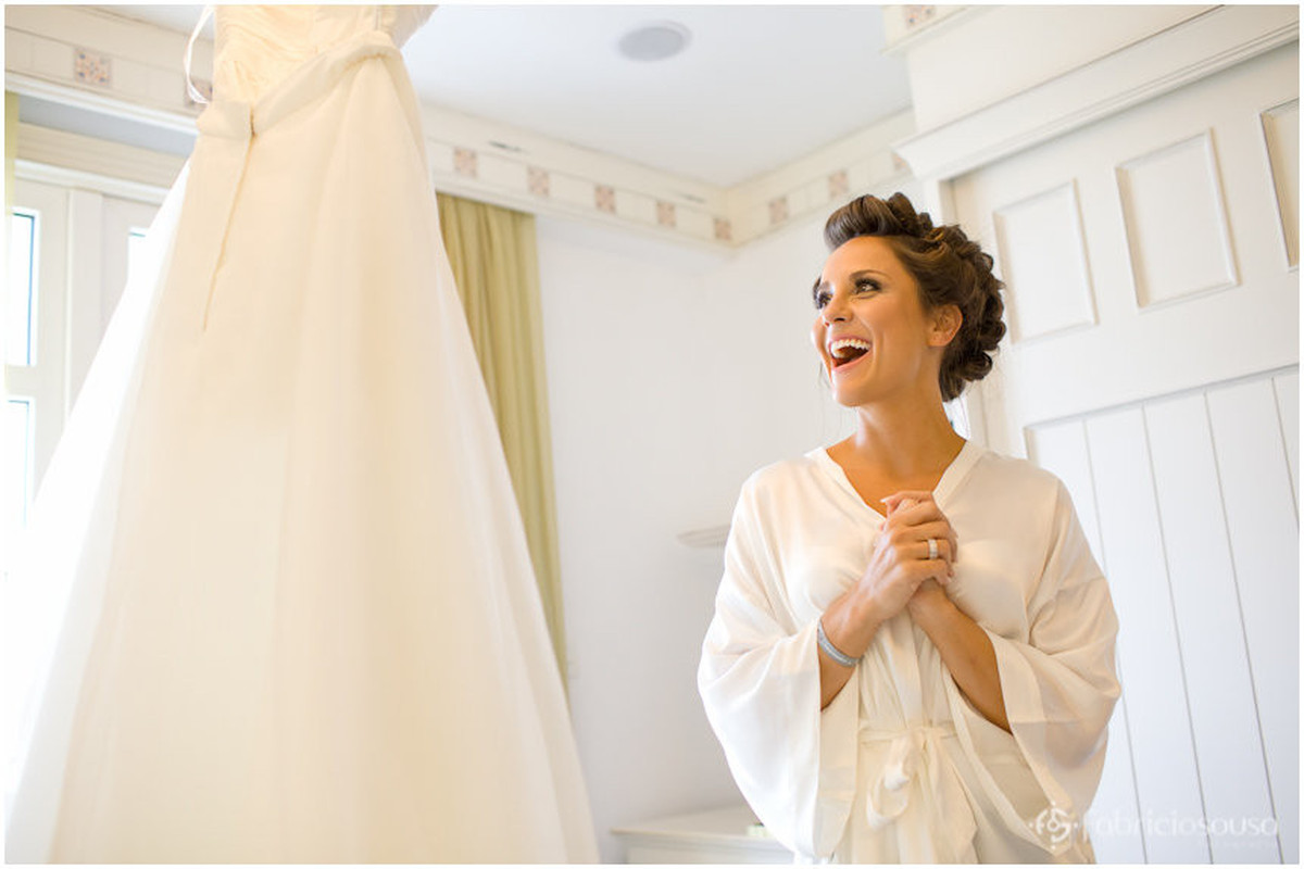 a noiva radiante ao ver o vestido pendurado
