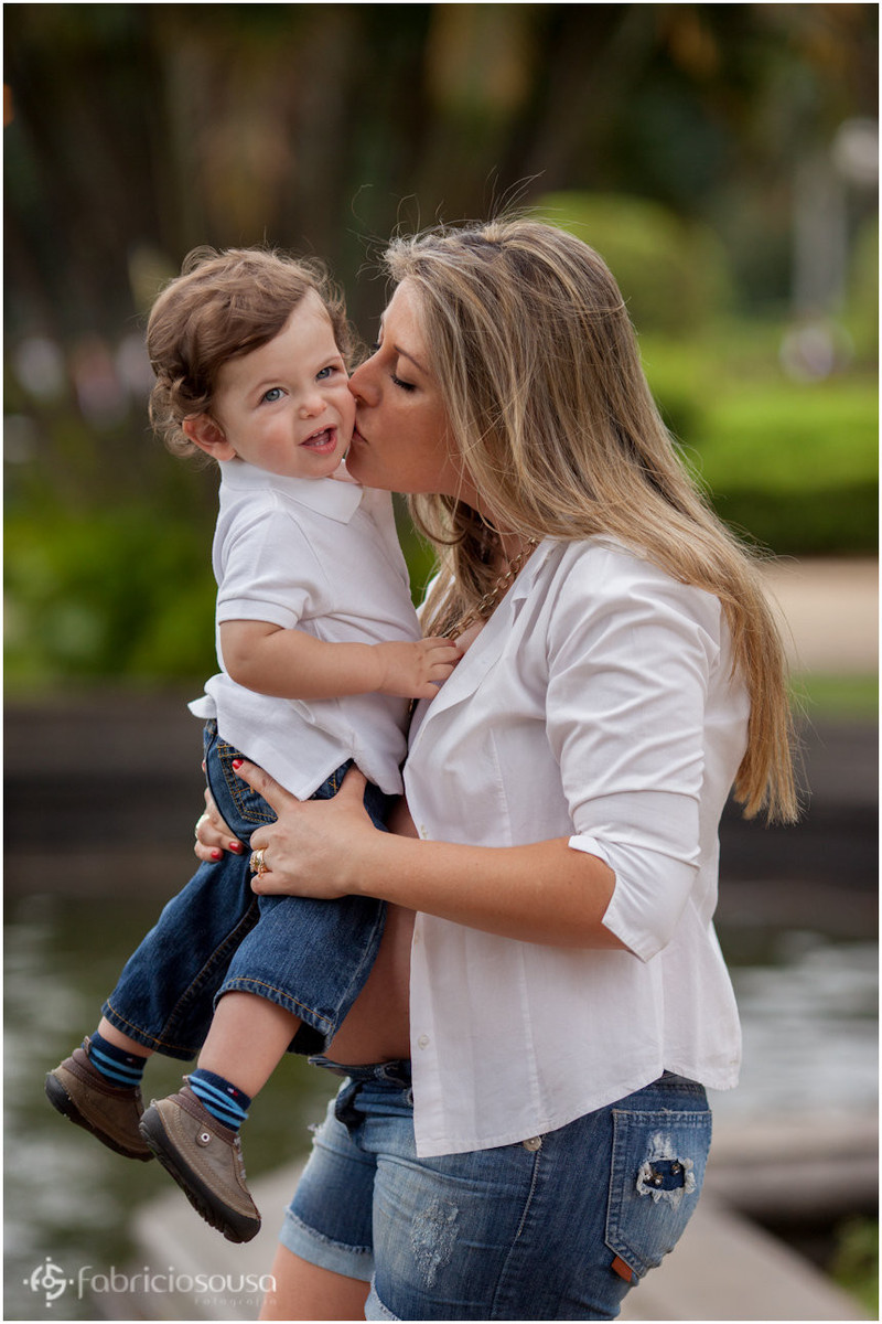 Mãe ergue e beija o filho