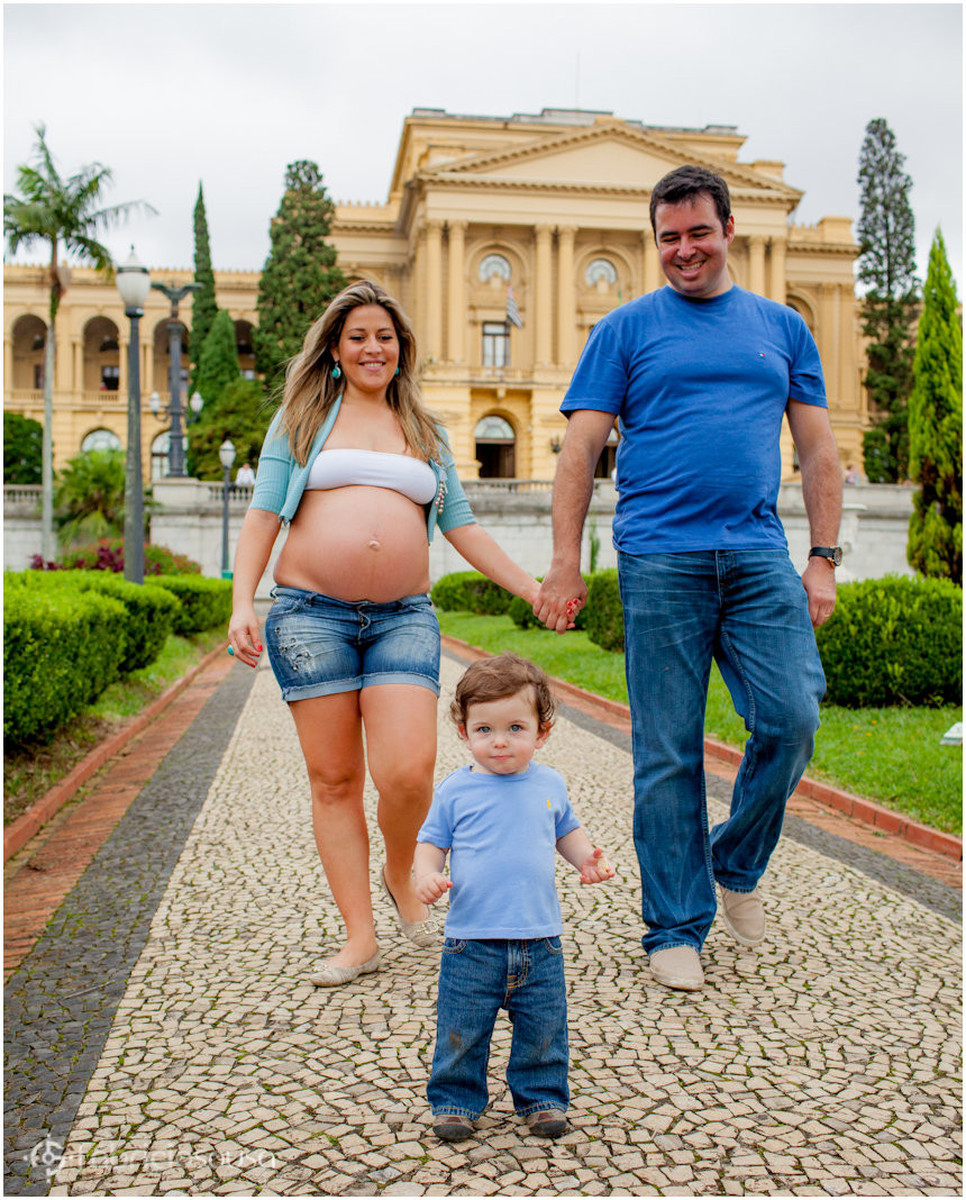 De mãos dadas, família caminha no parque