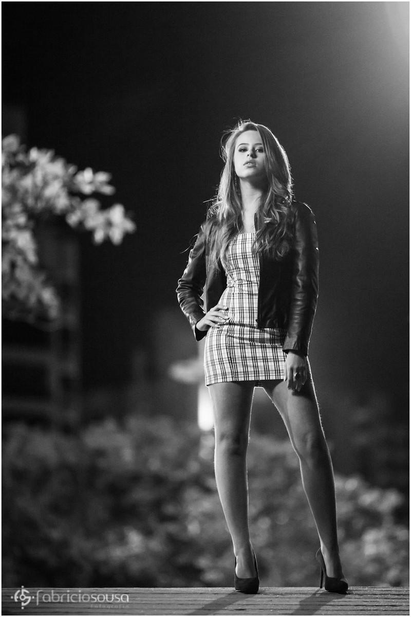 Debutante faz pose para foto na avenida Beira-Mar