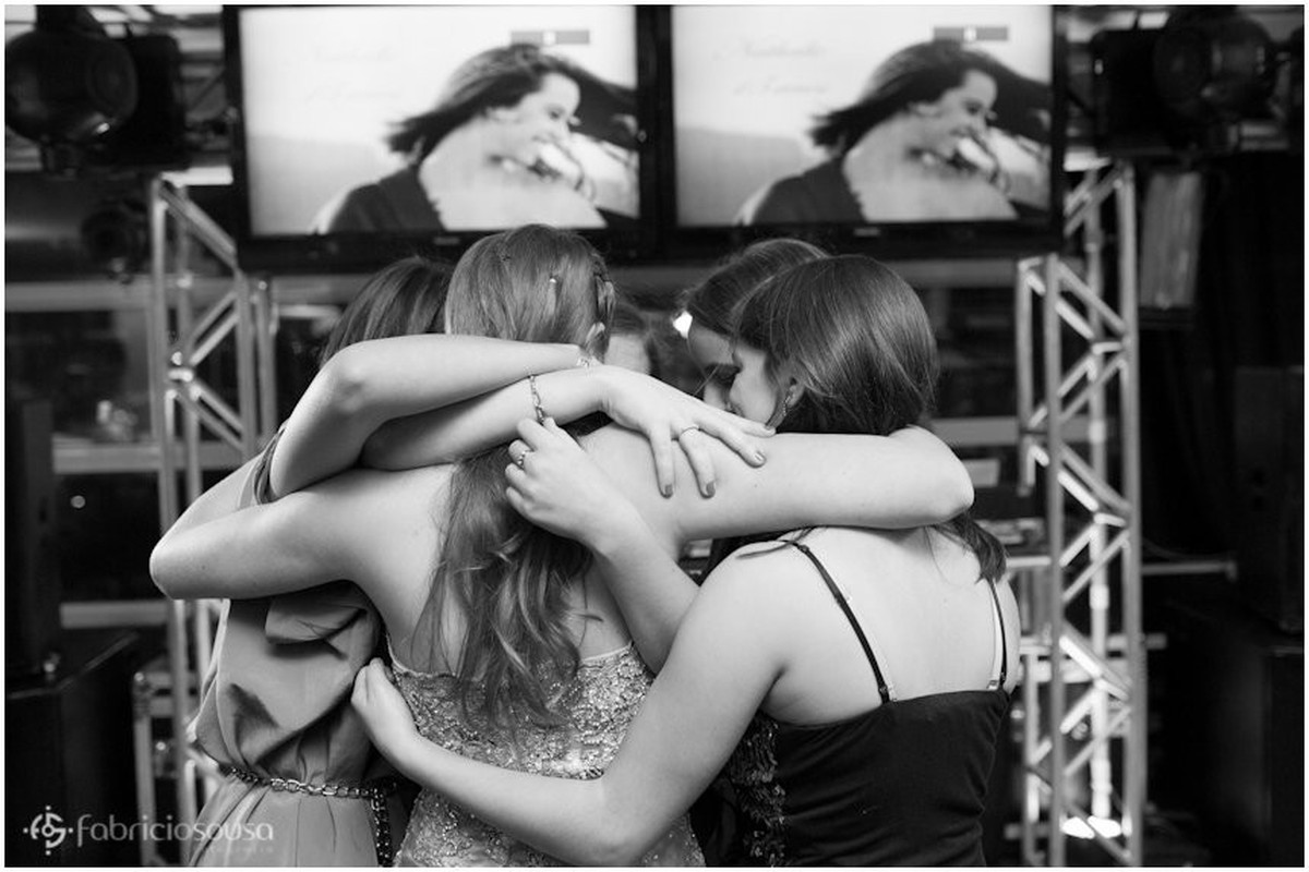 Rodinha com 5 amigas abraçadas