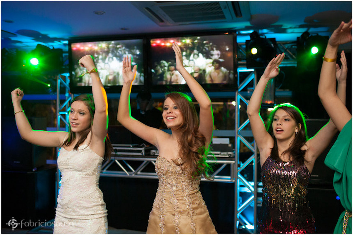 Amigas fazendo coreografia na pista de dança