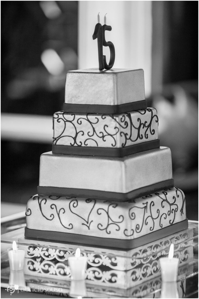 Close no bolo de aniversário de múltiplos andares black and white