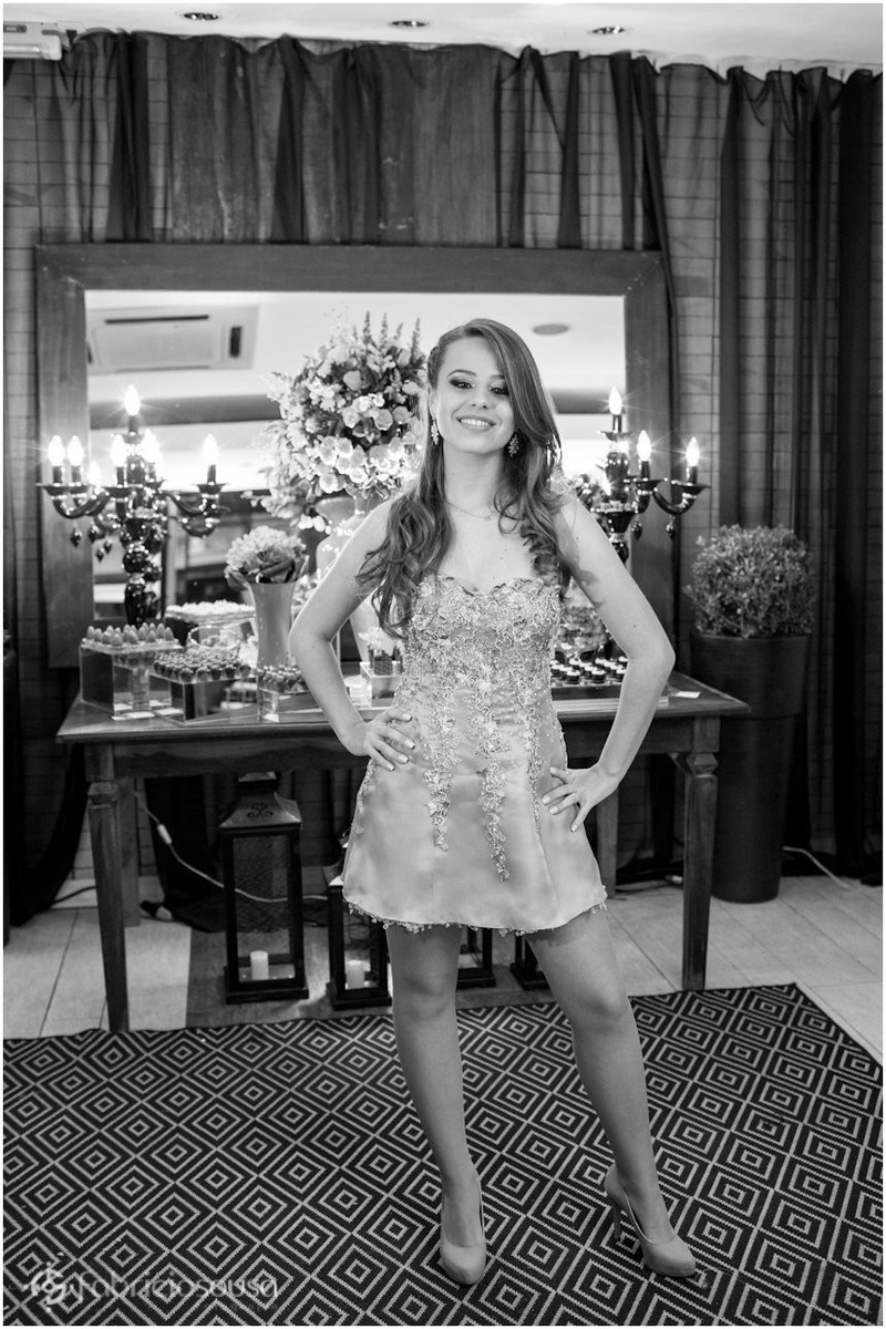 Aniversariante posa para foto em frente à mesa de doces