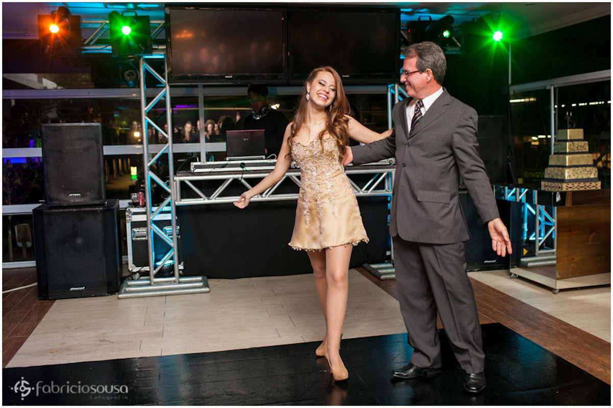 Filha e pai abrem a pista de dança
