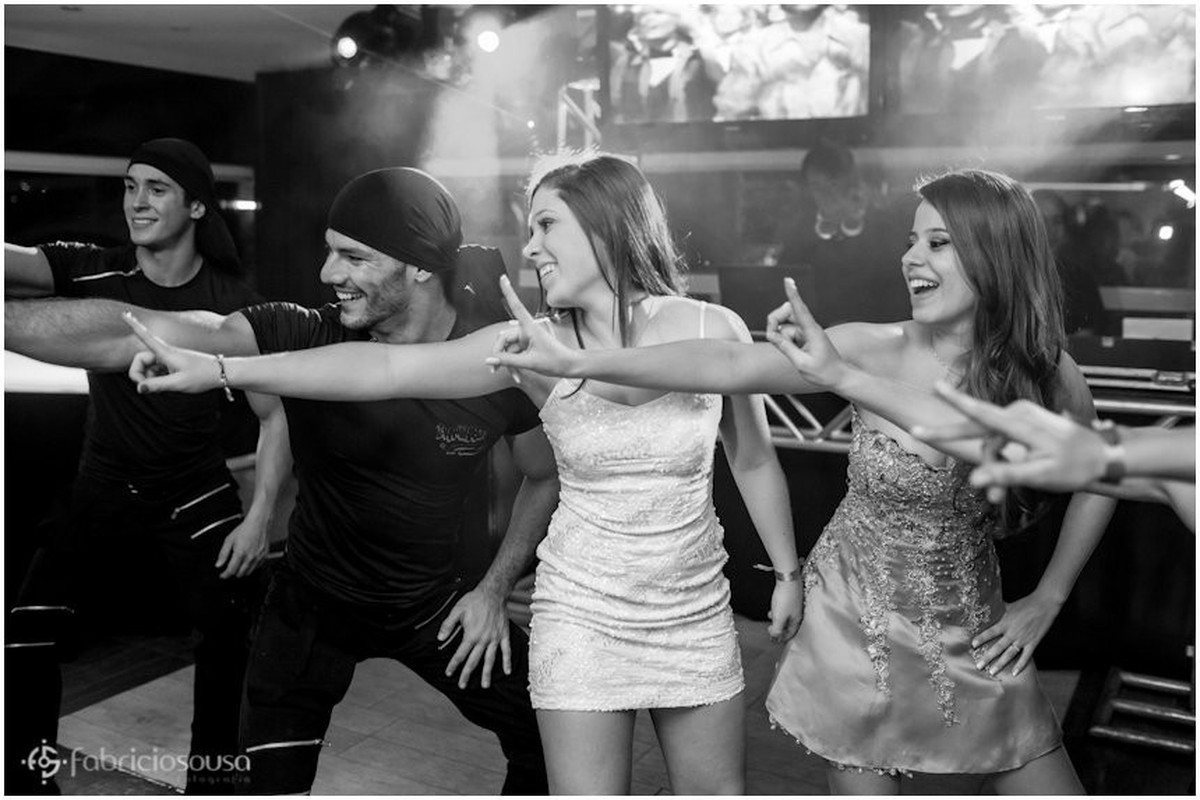 Passo de dança com amigas e animadores de festa