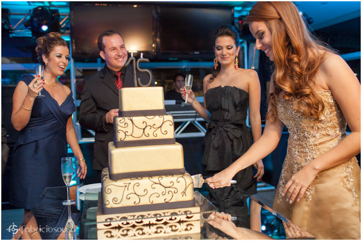 Jovem faz o primeiro corte do bolo de aniversário