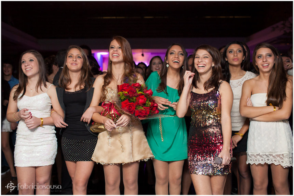 Ela e as amigas atentas ao slide show
