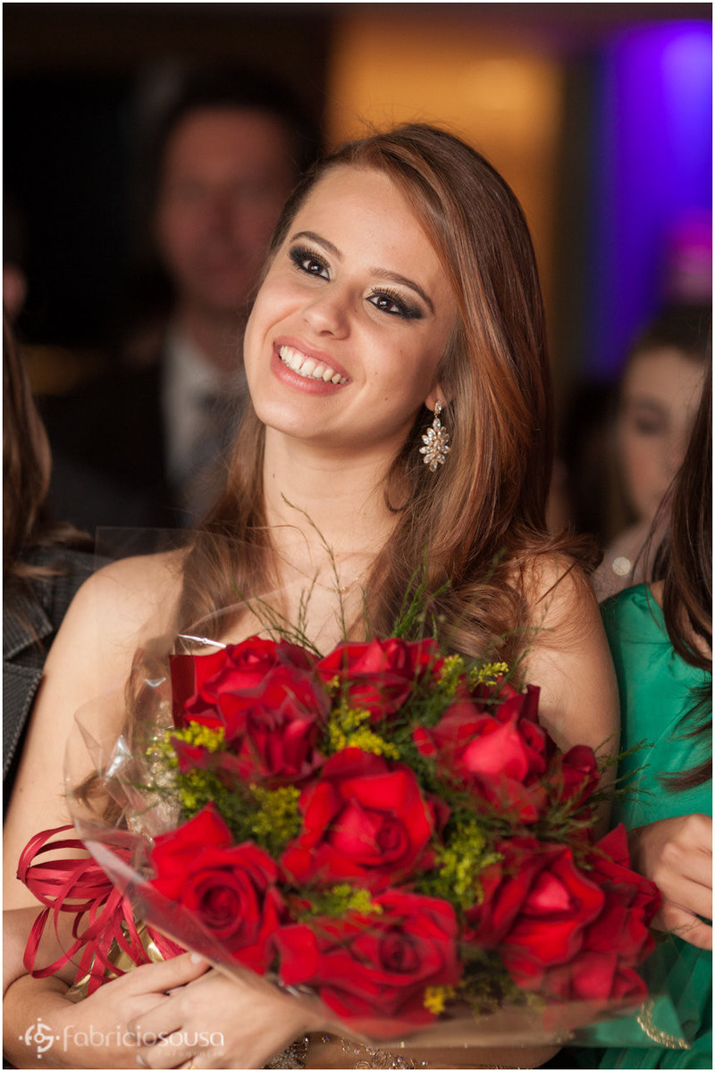 15 anos Náthalie Pires de Souza no Restaurante Quatro Estações em Florianópolis segurando buque de flores