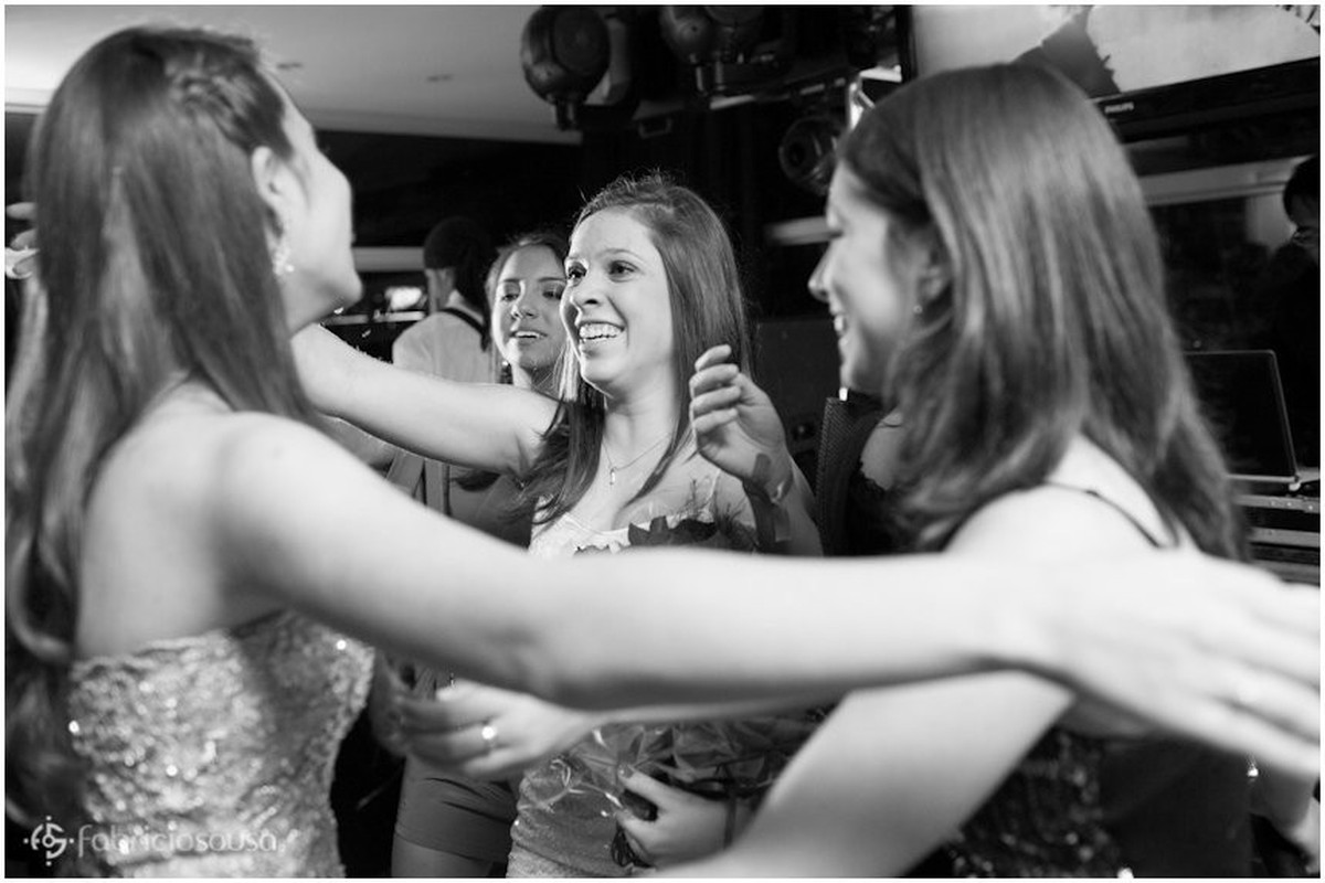 Amigas cumprimentam a debutante