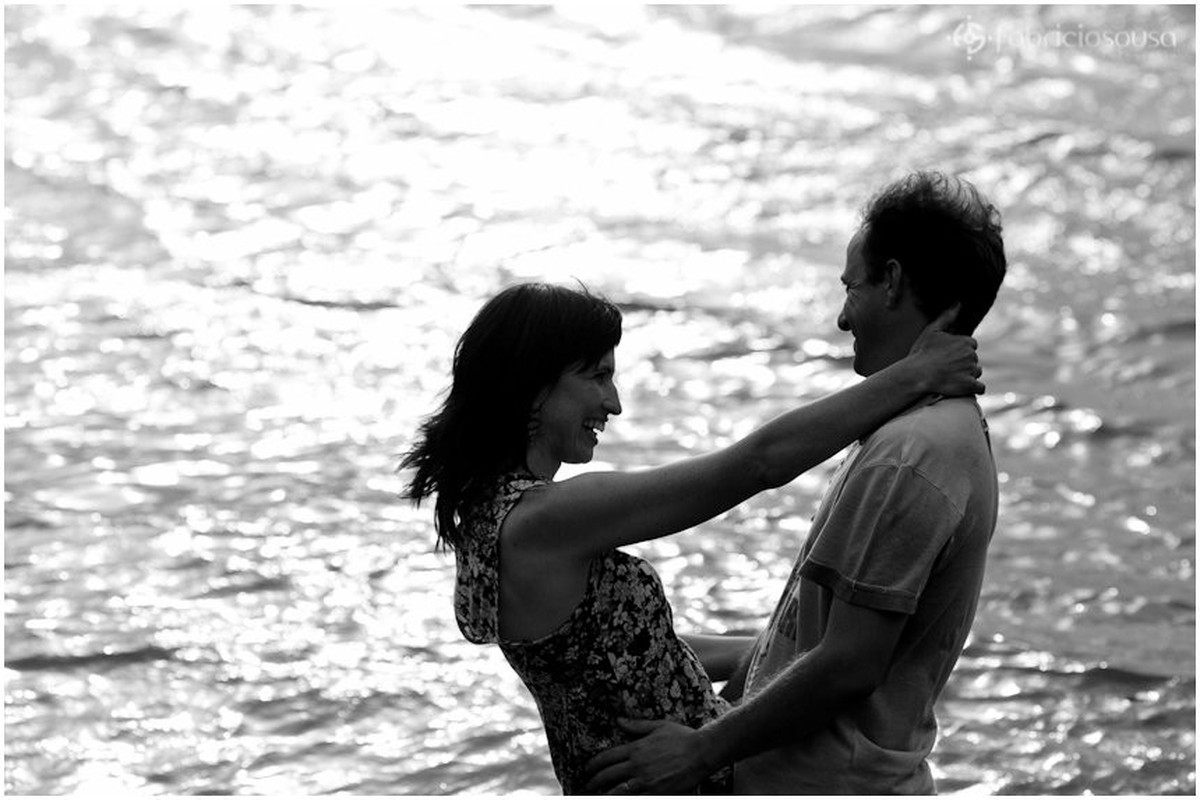 casal feliz na praia