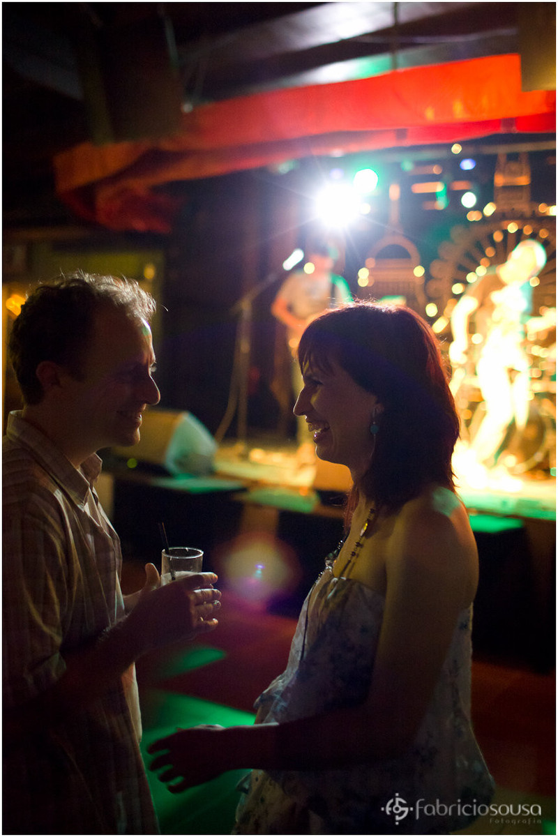 casal tomando uns bons drinks na balada