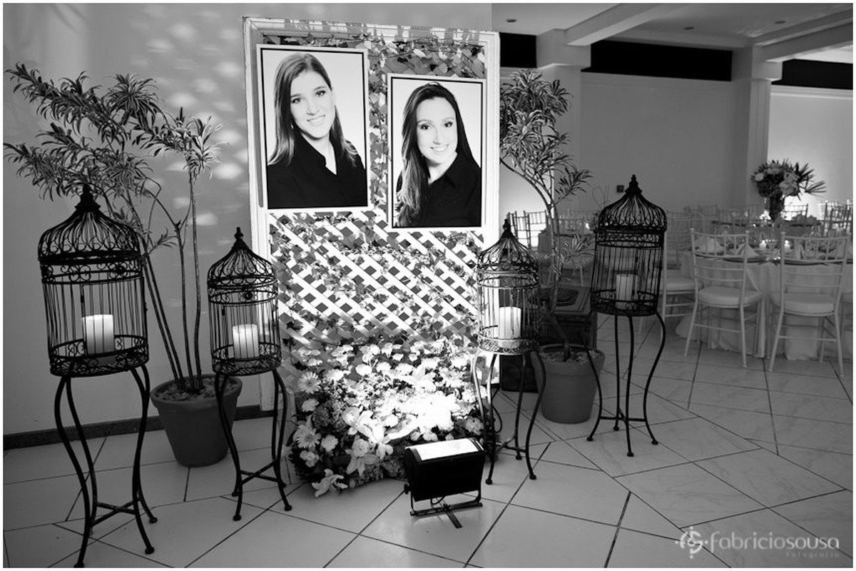 Decoração da entrada e painel com foto da Maria Fernanda e da Patricia