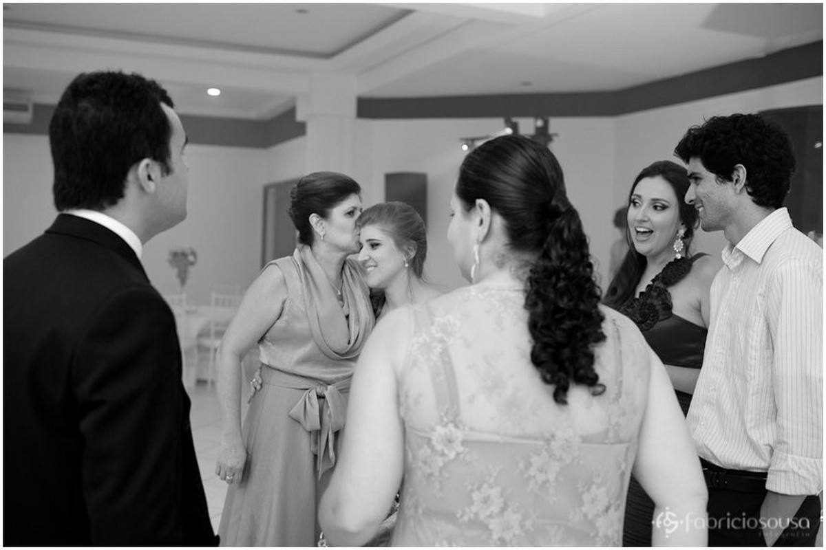 Amigos e parentes conversam durante o jantar de formatura