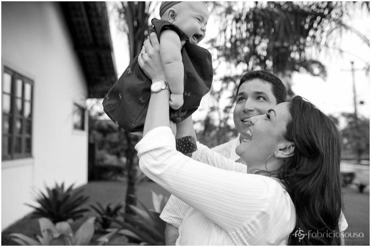 Mãe ergue filha no alto black and white