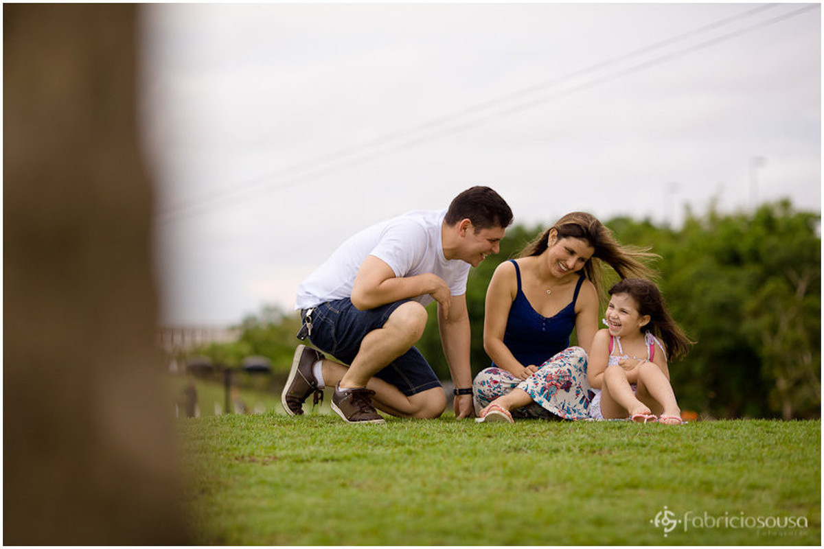 Família feliz no gramado verde
