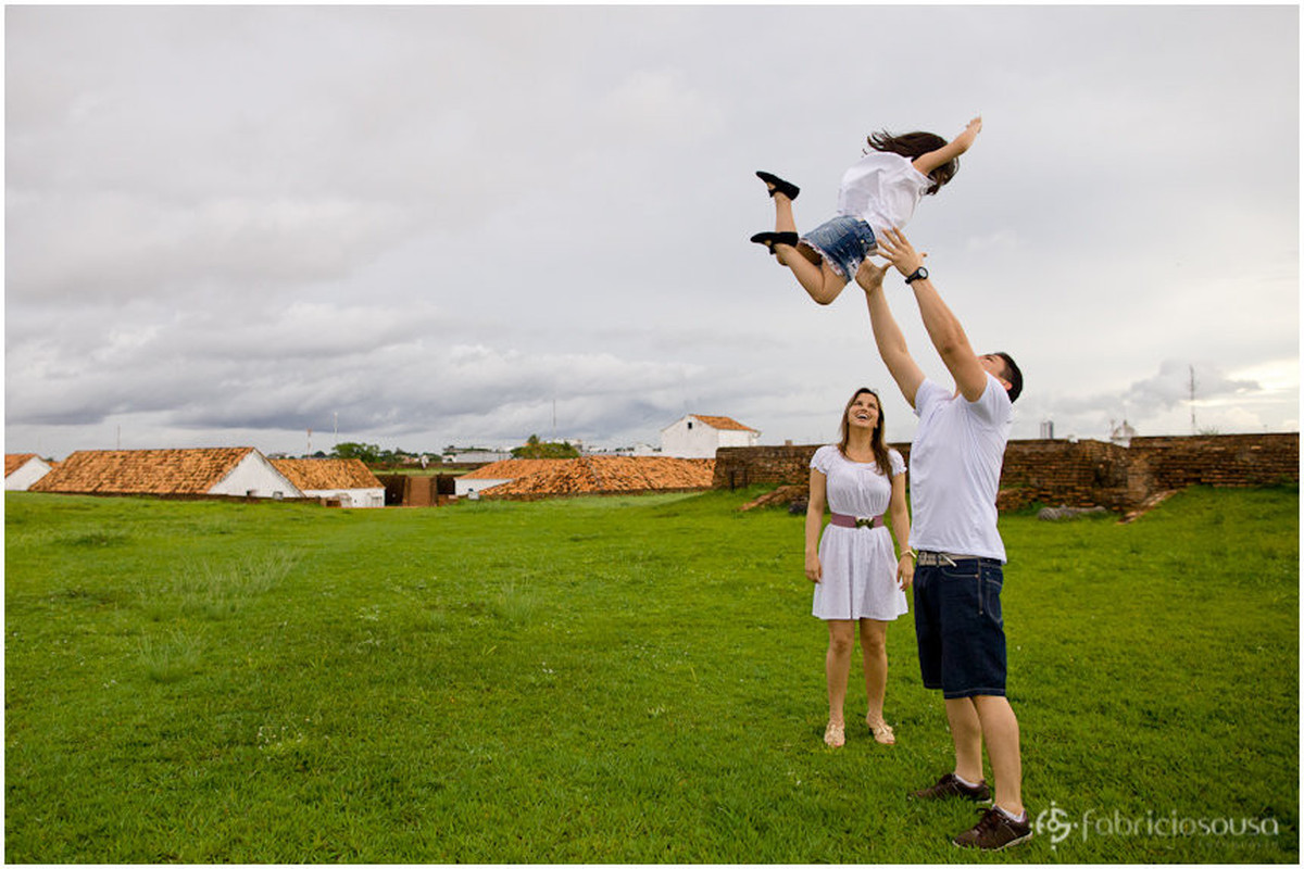 Paizão joga a filha pro alto