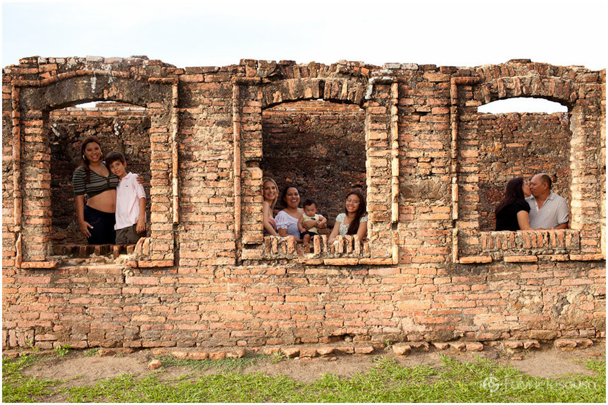 Família descontraída em sessão fotográfica familiar
